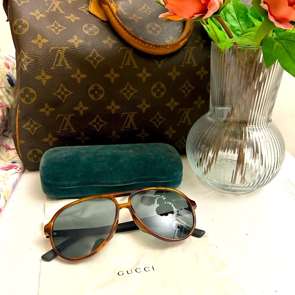 Guuci Aviator Sunglasses includes dust cloth and case 🚨🚨🚨🤌🏼
